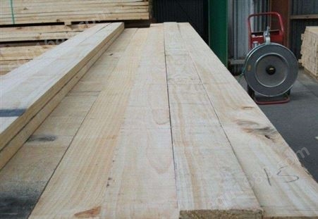 松木批发价多少   实木板材厂家批发松木条加工  大量松木供应