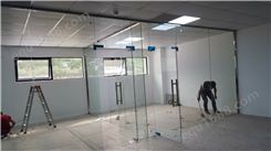 多年行业经验安装测量地弹簧玻璃门工程